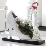 Pumps Sculpture In Polystone Shiny White On Black Base